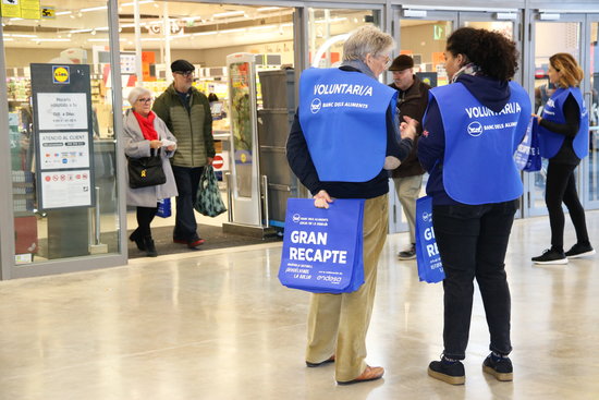 Two Gran Recapte food drive volunteers outside the supermarket on November 30 2018 (by Nazaret Romero)